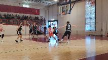 https://www.basketmarche.it/immagini_articoli/14-04-2024/playoff-atomika-spoleto-passa-campo-cannara-basket-vola-semifinale-120.jpg