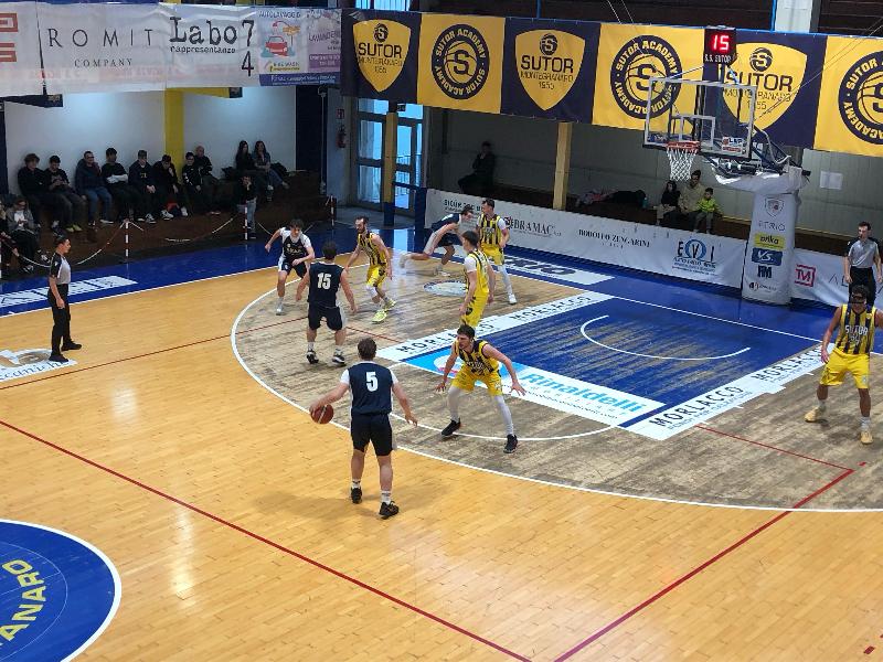 https://www.basketmarche.it/immagini_articoli/14-04-2025/sutor-montegranaro-porta-casa-vittoria-fila-playoff-ostacolo-basket-santarcangelo-600.jpg