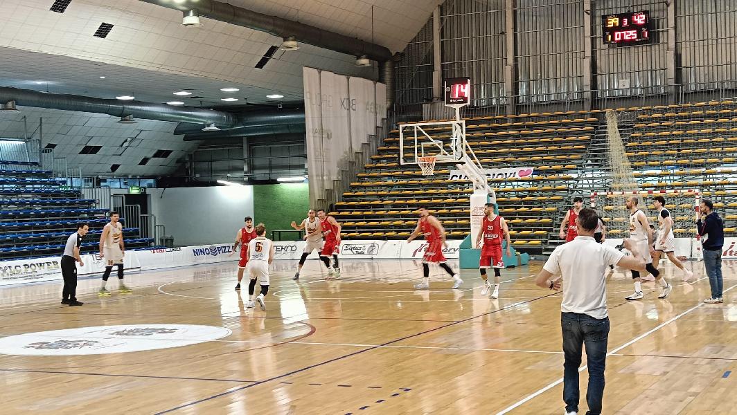 https://www.basketmarche.it/immagini_articoli/14-04-2025/tripla-battisti-regala-ritorno-vittoria-loreto-pesaro-carver-roma-600.jpg