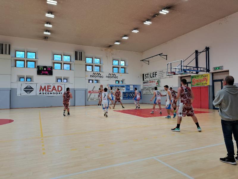 https://www.basketmarche.it/immagini_articoli/14-05-2023/playoff-basket-giovane-pesaro-prima-sfida-basket-auximum-600.jpg