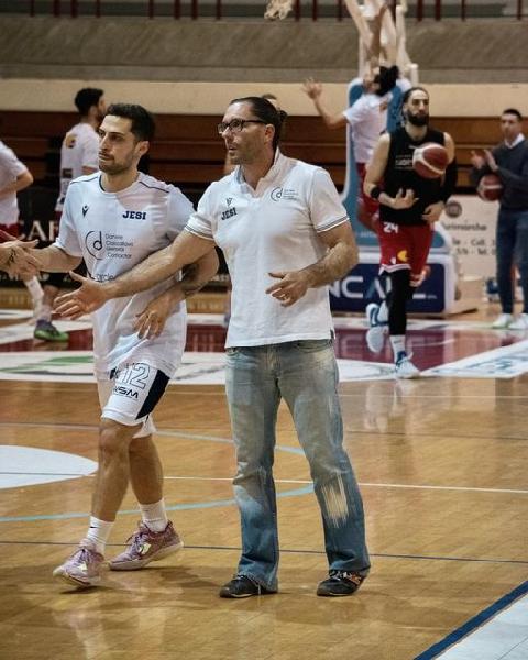https://www.basketmarche.it/immagini_articoli/14-06-2023/ufficiale-separano-strade-basket-jesi-academy-coach-francesco-francioni-600.jpg