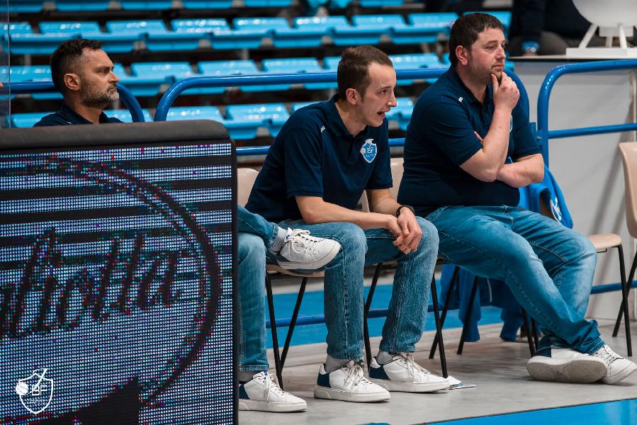 https://www.basketmarche.it/immagini_articoli/14-07-2022/rumors-coach-marco-ciarpella-nomi-corsa-panchina-omnia-basket-pavia-600.jpg