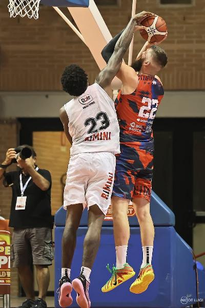 https://www.basketmarche.it/immagini_articoli/14-10-2026/derby-rinascita-basket-rimini-pesaro-anticipato-venerd-novembre-600.jpg
