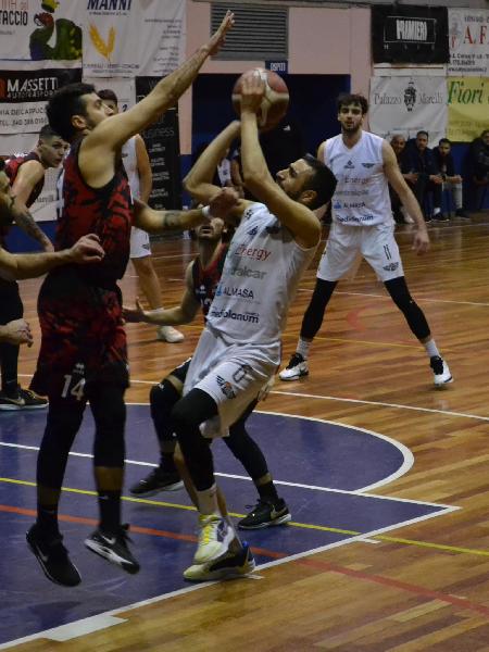 https://www.basketmarche.it/immagini_articoli/15-02-2024/colpo-basket-todi-ufficiale-firma-vincenzo-angelis-600.jpg