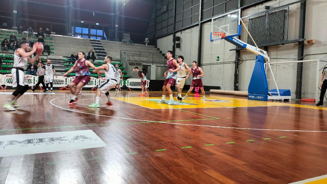 https://www.basketmarche.it/immagini_articoli/15-03-2025/atomika-spoleto-supera-autorit-basket-contigliano-600.jpg
