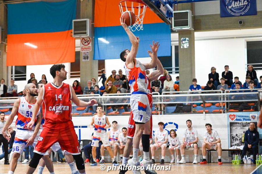 https://www.basketmarche.it/immagini_articoli/15-03-2025/attila-porto-recanati-supera-carver-roma-continua-corsa-600.jpg