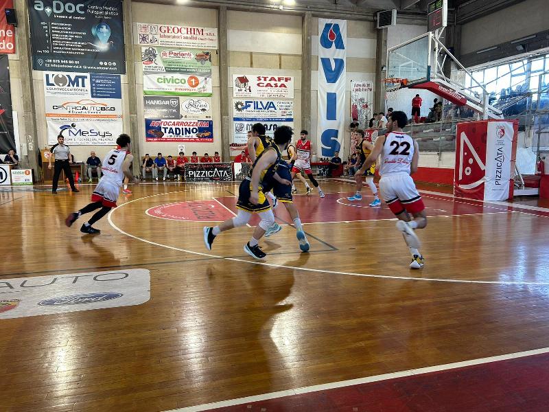 https://www.basketmarche.it/immagini_articoli/15-04-2024/sutor-montegranaro-sconfitta-campo-basket-gualdo-playoff-recanati-600.jpg