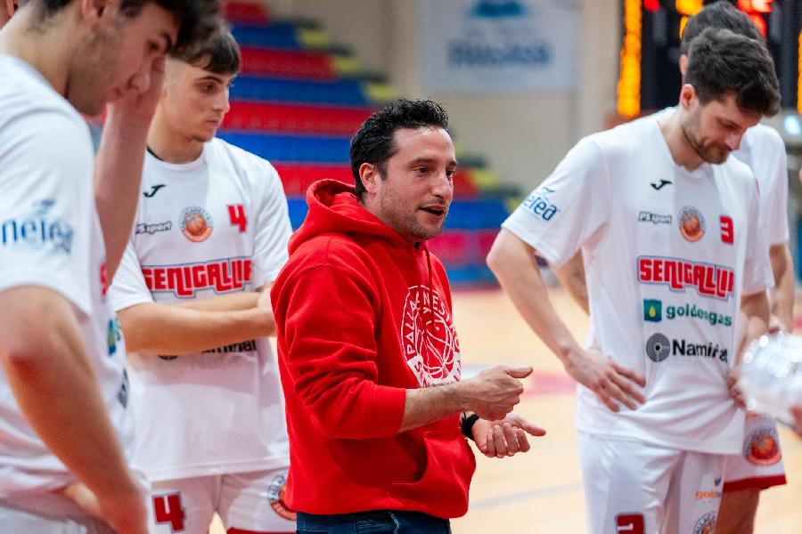 https://www.basketmarche.it/immagini_articoli/15-04-2025/pallacanestro-senigallia-coach-petitto-sorridere-vittorie-siamo-ancora-giocarci-salvezza-600.jpg