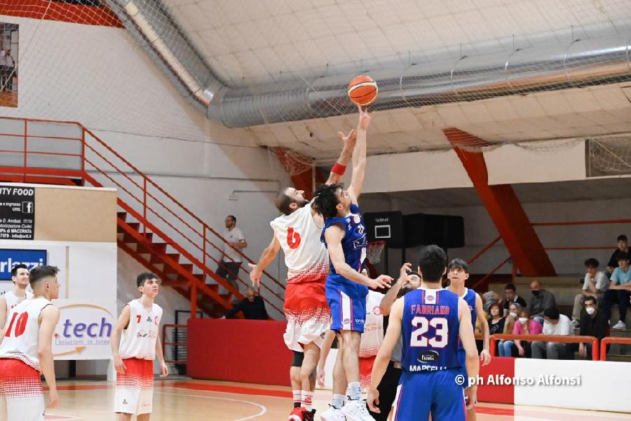 https://www.basketmarche.it/immagini_articoli/15-05-2022/playoff-colpo-grosso-boys-fabriano-campo-basket-macerata-600.jpg