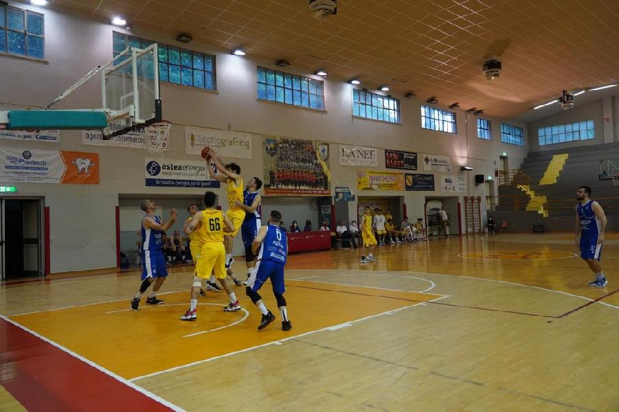https://www.basketmarche.it/immagini_articoli/15-05-2022/playoff-overtime-sorride-pallacanestro-recanati-marino-600.jpg