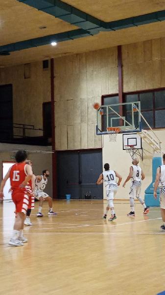 https://www.basketmarche.it/immagini_articoli/15-12-2021/ascoli-basket-coach-caponi-vittoria-ottenuta-ottimo-tempo-attacco-difesa-600.jpg