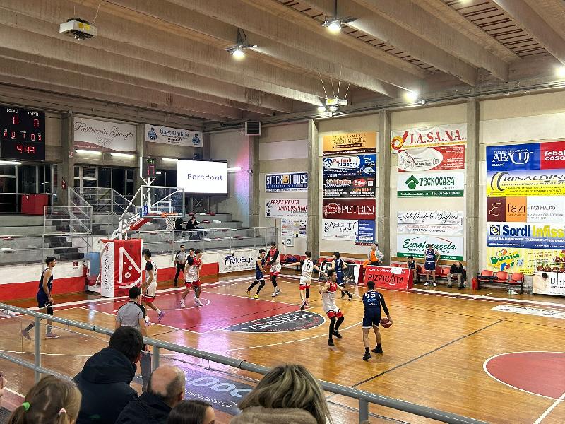 https://www.basketmarche.it/immagini_articoli/15-12-2024/larga-vittoria-interna-basket-gualdo-fortitudo-isernia-cade-umbria-600.jpg