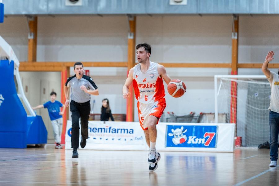 https://www.basketmarche.it/immagini_articoli/16-03-2025/baskrs-forlimpopoli-soffrono-fine-portano-casa-vittoria-consecutiva-600.jpg