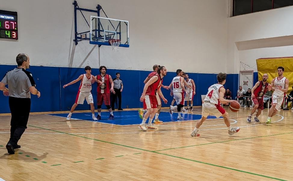 https://www.basketmarche.it/immagini_articoli/16-03-2025/chem-virtus-porto-giorgio-beffata-casa-basket-macerata-600.jpg