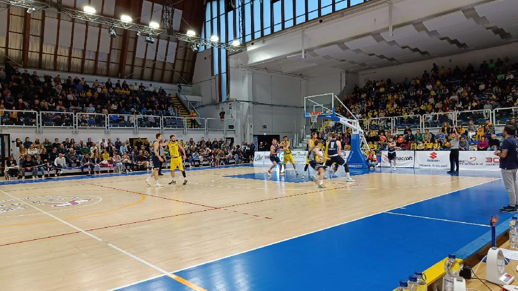 https://www.basketmarche.it/immagini_articoli/16-03-2025/pallacanestro-recanati-batte-basket-aquilano-correre-600.jpg