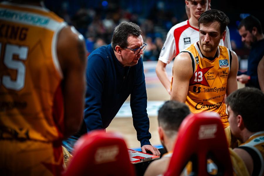 https://www.basketmarche.it/immagini_articoli/16-03-2025/pesaro-coach-leka-lavoriamo-pensando-partita-volta-peccato-aver-ribaltato-differenza-canestri-600.jpg