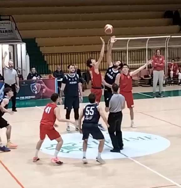 https://www.basketmarche.it/immagini_articoli/16-03-2025/super-alessandrini-basta-basket-fermo-campo-sporting-pselpidio-600.png