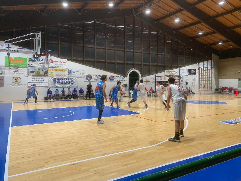 https://www.basketmarche.it/immagini_articoli/16-04-2023/playoff-pallacanestro-pedaso-batte-senigallia-basket-2020-dopo-supplementare-600.jpg