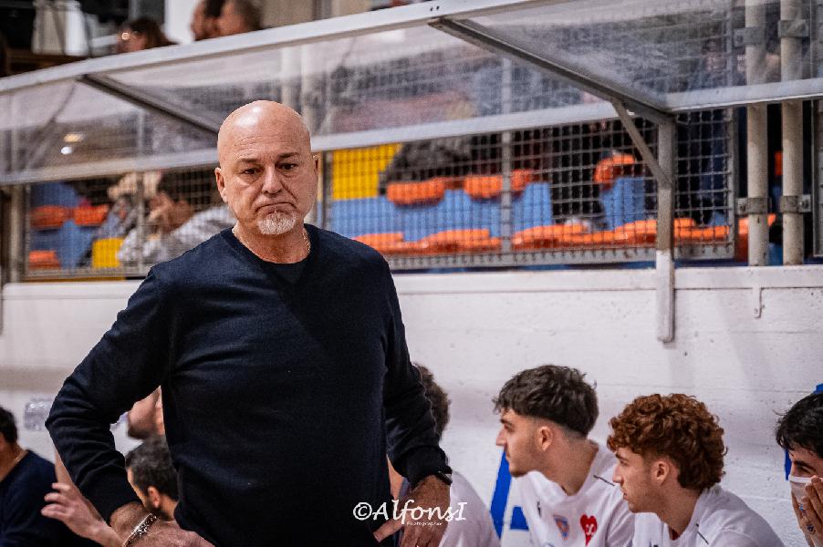 https://www.basketmarche.it/immagini_articoli/16-04-2025/attila-porto-recanati-coach-coen-siamo-ancora-rimaneggiati-dobbiamo-pensare-vincere-600.jpg