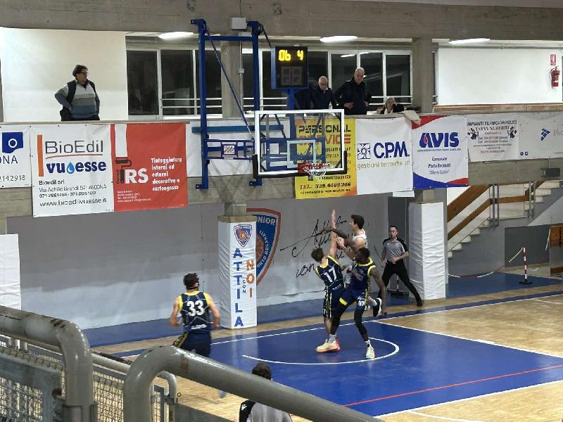 https://www.basketmarche.it/immagini_articoli/16-04-2025/netta-vittoria-attila-porto-recanati-stella-azzurra-viterbo-600.jpg