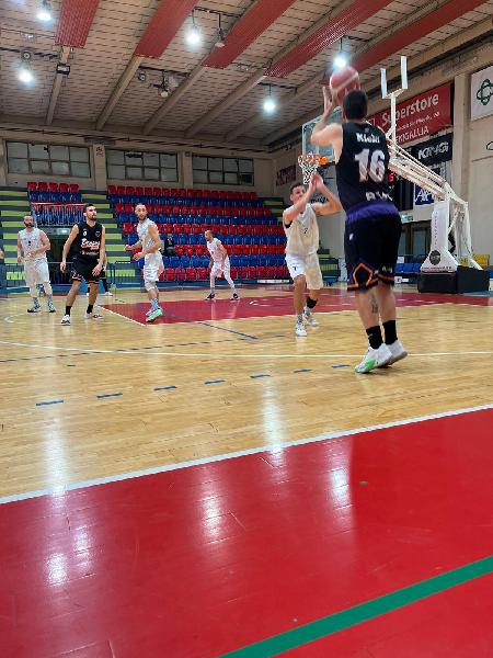 https://www.basketmarche.it/immagini_articoli/16-05-2024/playoff-senigallia-basket-2020-pareggia-serie-pesaro-basket-600.jpg