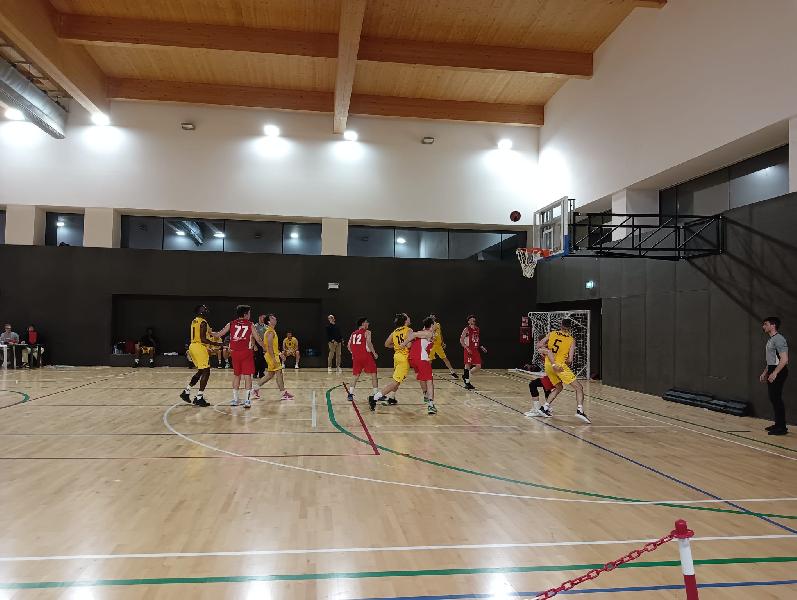 https://www.basketmarche.it/immagini_articoli/16-05-2024/playoff-unione-basket-marcello-pareggia-conti-pallacanestro-senigallia-600.jpg