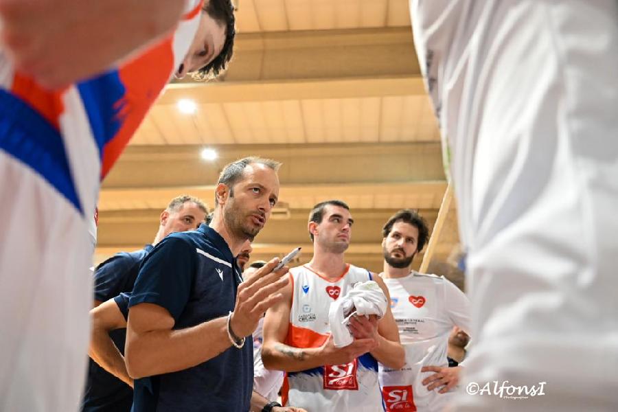 https://www.basketmarche.it/immagini_articoli/16-11-2022/attila-junior-coach-nicola-scalabroni-aiutarci-campo-difendere-squadra-tornare-vittoria-600.jpg