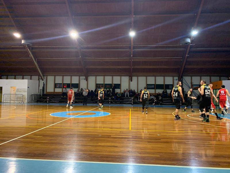 https://www.basketmarche.it/immagini_articoli/16-12-2019/passo-falso-basket-auximum-osimo-campo-brown-sugar-fabriano-600.jpg