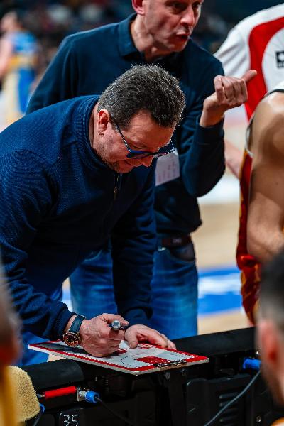 https://www.basketmarche.it/immagini_articoli/17-02-2025/pesaro-coach-leka-siamo-stati-bravi-mollare-ringrazio-tifosi-arrivati-pesaro-600.jpg