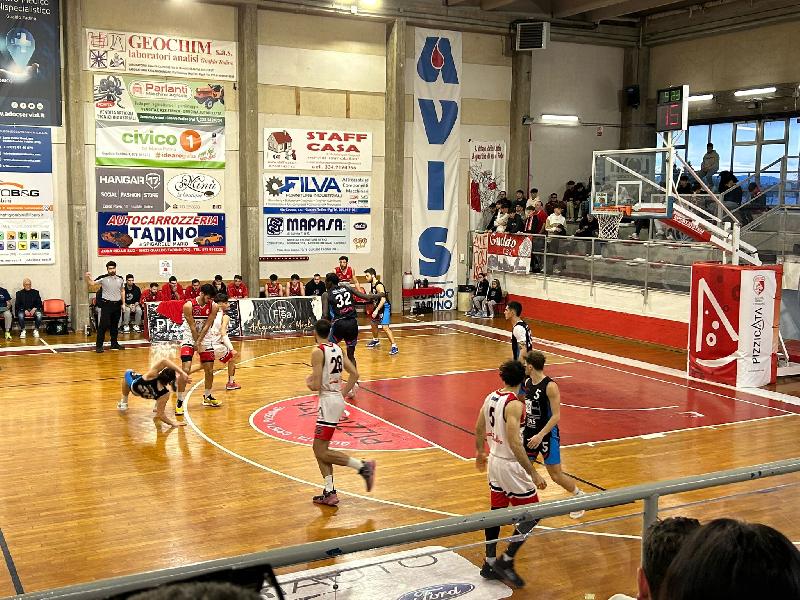 https://www.basketmarche.it/immagini_articoli/17-03-2024/basket-gualdo-prende-punti-basket-giovane-pesaro-600.jpg