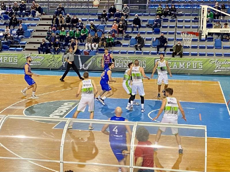 https://www.basketmarche.it/immagini_articoli/17-04-2022/raggisolaris-faenza-batte-pallacanestro-senigallia-corsa-playoff-600.jpg