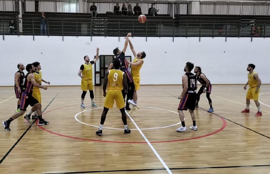 https://www.basketmarche.it/immagini_articoli/17-04-2025/playoff-basket-fermo-perde-casa-pesaro-basket-termina-stagione-600.jpg