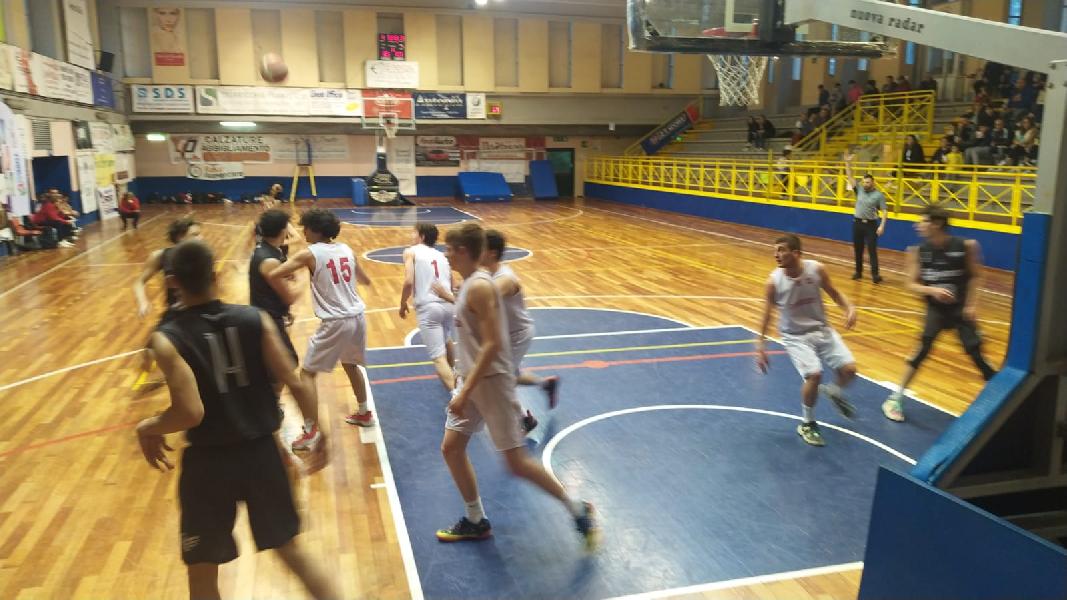 https://www.basketmarche.it/immagini_articoli/17-05-2023/gold-umbria-basket-todi-batte-pontevecchio-basket-campione-regionale-600.jpg