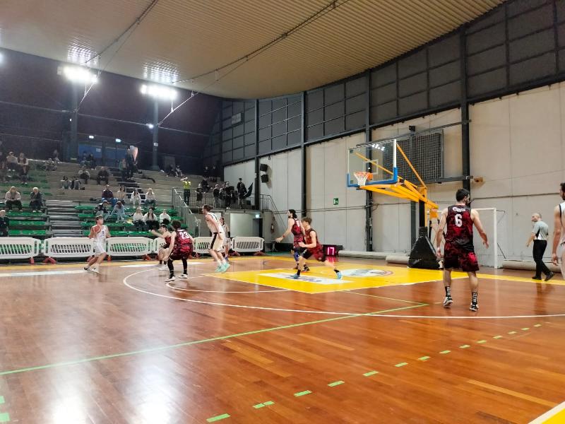 https://www.basketmarche.it/immagini_articoli/17-05-2023/playoff-perugia-basket-espugna-campo-atomika-spoleto-chiude-serie-600.jpg
