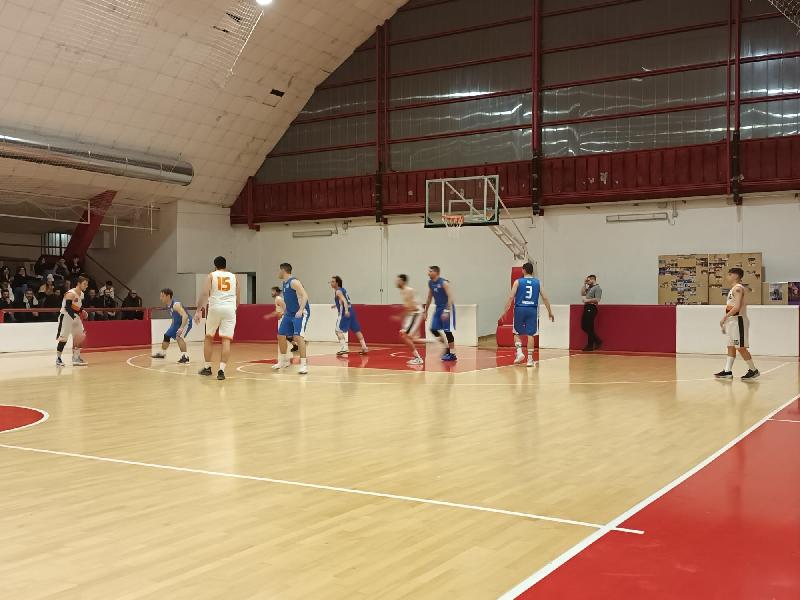 https://www.basketmarche.it/immagini_articoli/18-03-2023/macerata-vince-derby-basket-macerata-continua-corsa-600.jpg