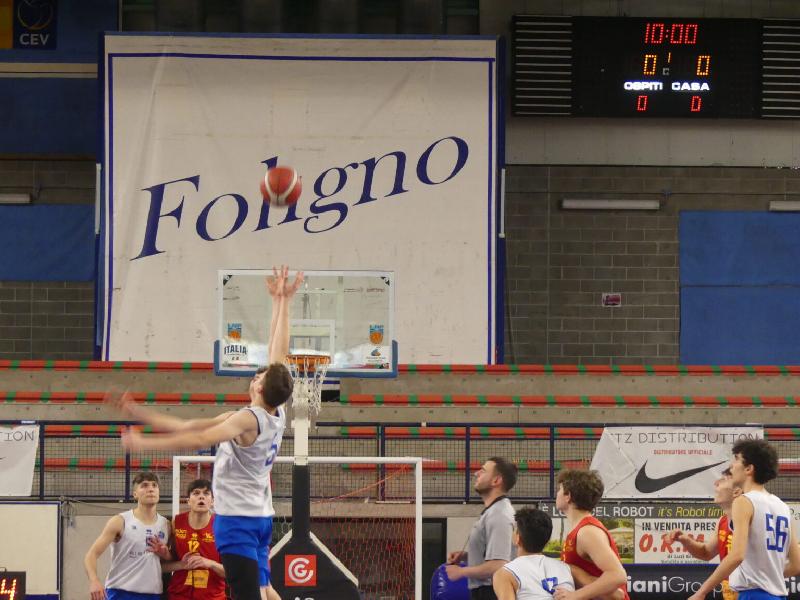 https://www.basketmarche.it/immagini_articoli/18-04-2022/torneo-citt-foligno-fortitudo-bologna-prima-finalista-battuta-pontevecchio-basket-600.jpg