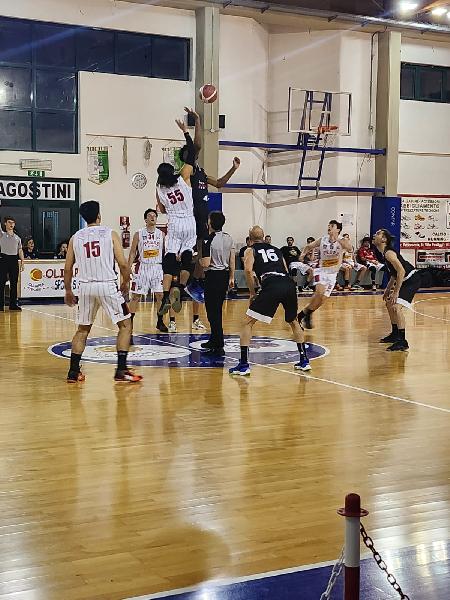 https://www.basketmarche.it/immagini_articoli/18-04-2024/playoff-ascoli-basket-conquista-campo-vuelle-pesaro-600.jpg