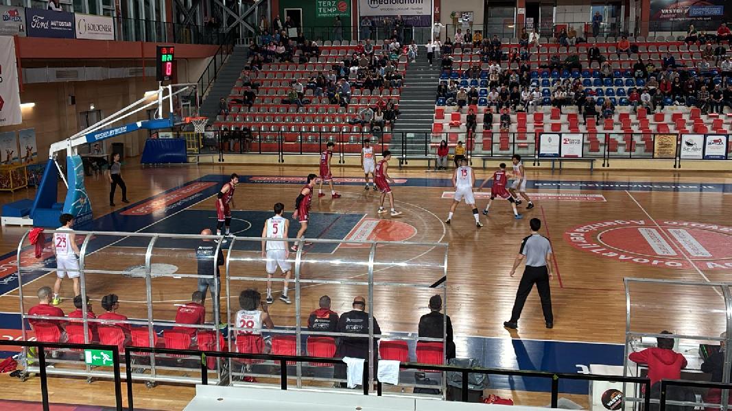 https://www.basketmarche.it/immagini_articoli/18-04-2025/pallacanestro-senigallia-mani-vuote-trasferta-vasto-matematicamente-salva-600.jpg