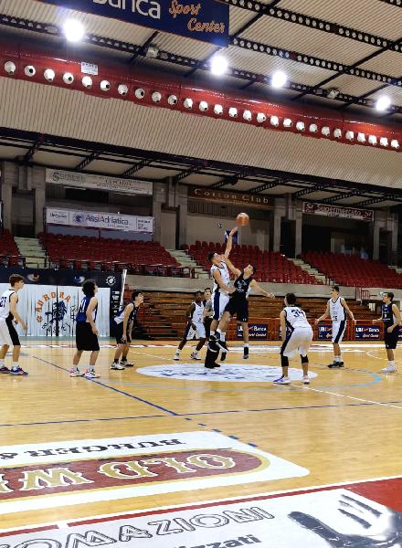 https://www.basketmarche.it/immagini_articoli/18-12-2019/under-eccellenza-aurora-jesi-supera-volata-ancona-progetto-2004-600.jpg