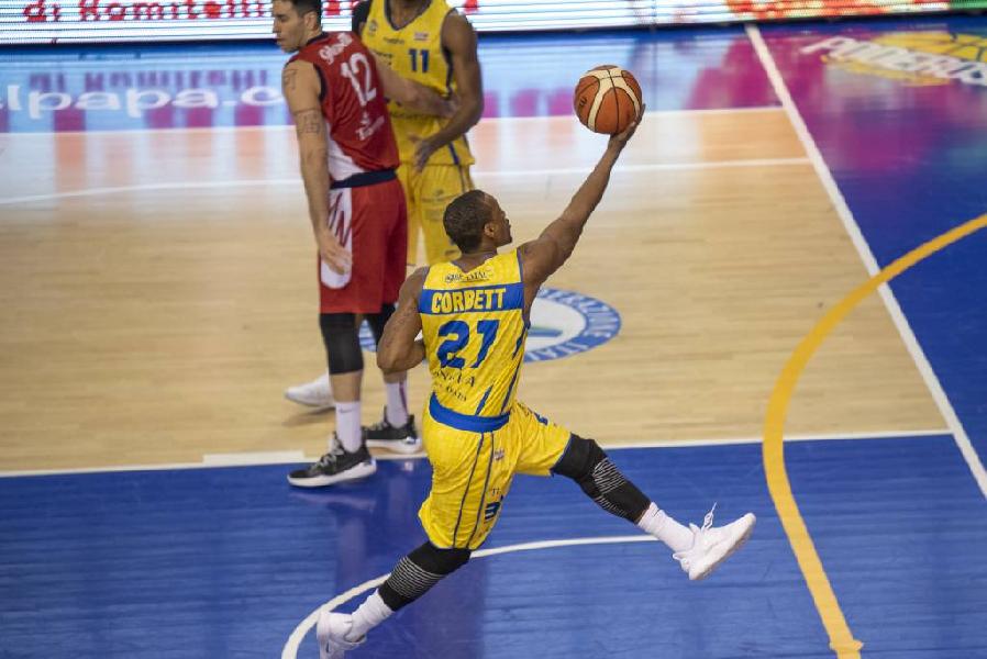 https://www.basketmarche.it/immagini_articoli/19-04-2019/poderosa-montegranaro-cagliari-ultimo-sforzo-posto-600.jpg