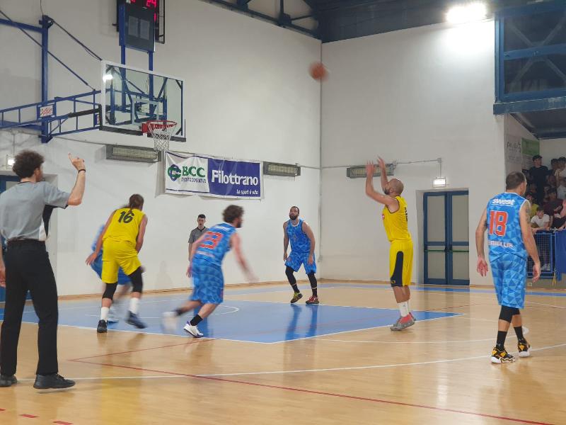 https://www.basketmarche.it/immagini_articoli/19-05-2022/playoff-castelfidardo-supera-rimonta-senigallia-basket-2020-pareggia-serie-600.jpg