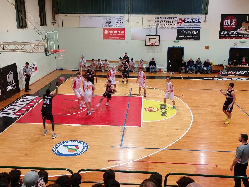 https://www.basketmarche.it/immagini_articoli/19-05-2023/playout-basket-contigliano-passa-campo-uisp-palazzetto-perugia-salva-600.jpg