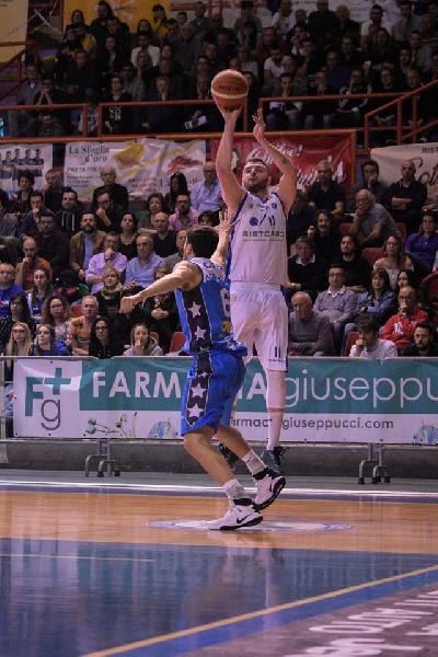https://www.basketmarche.it/immagini_articoli/19-11-2019/montecatini-basketball-prova-colpo-janus-fabriano-nicol-gatti-600.jpg