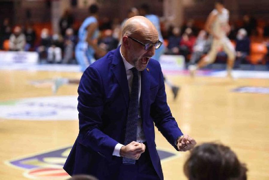 https://www.basketmarche.it/immagini_articoli/20-01-2022/basket-brindisi-coach-vitucci-vittoria-soddisfazione-anno-dedichiamo-presidente-600.jpg