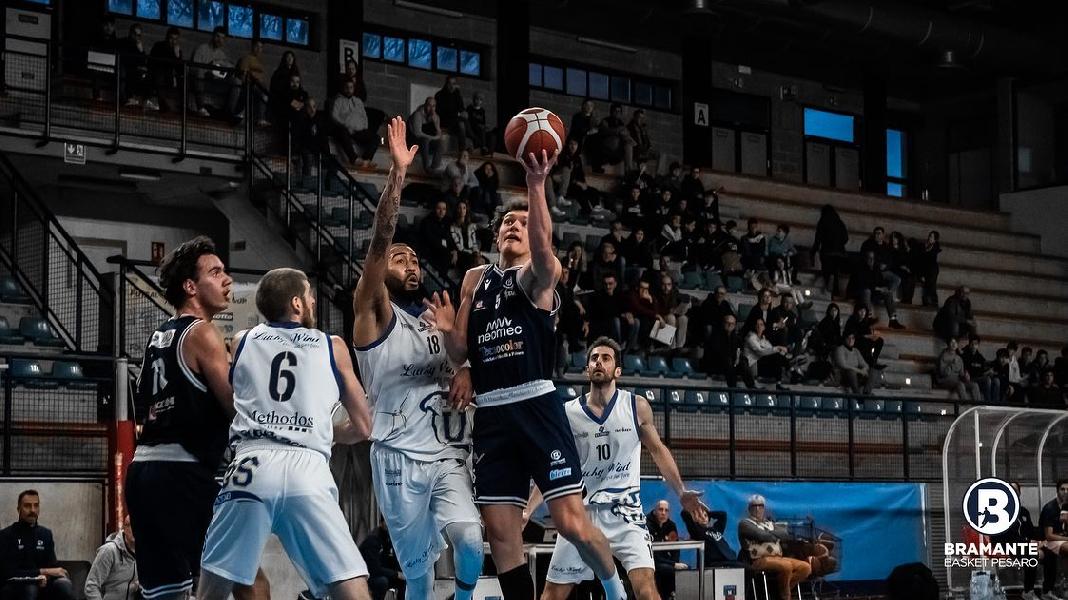https://www.basketmarche.it/immagini_articoli/20-04-2023/playoff-bramante-pesaro-battaglia-foligno-finale-600.jpg
