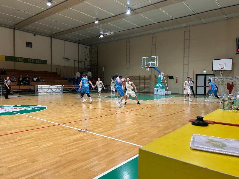 https://www.basketmarche.it/immagini_articoli/21-03-2025/basket-vadese-supera-senza-problemi-senigallia-basket-2020-600.jpg