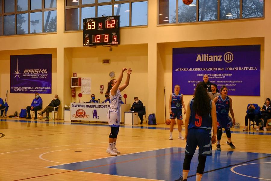 https://www.basketmarche.it/immagini_articoli/21-04-2022/feba-civitanova-supera-blue-lizard-capri-ritrova-sorriso-600.jpg