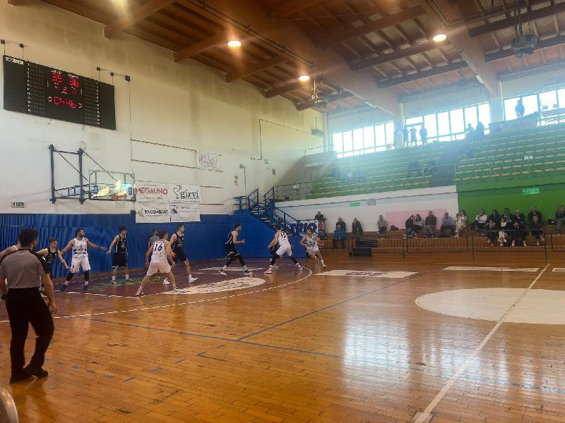 https://www.basketmarche.it/immagini_articoli/21-04-2024/basket-aquilano-espugna-campo-virtus-civitanova-600.jpg