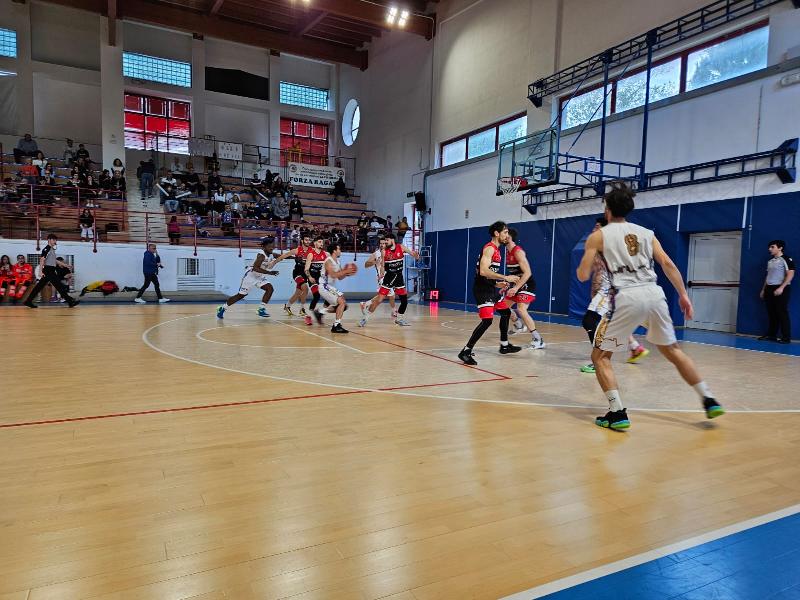 https://www.basketmarche.it/immagini_articoli/21-04-2024/playoff-montemarciano-primo-round-basket-gualdo-600.jpg