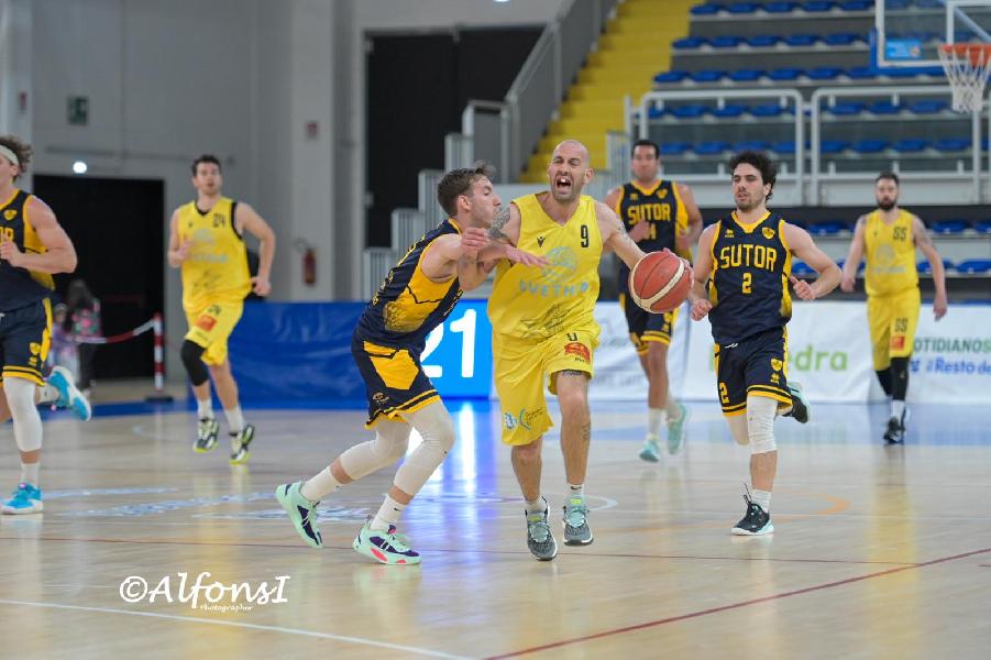 https://www.basketmarche.it/immagini_articoli/21-04-2024/playoff-pallacanestro-recanati-vince-senza-problemi-sutor-montegranaro-600.jpg